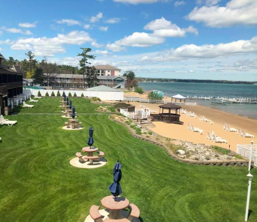 The Beach Haus - Traverse City Extérieur photo